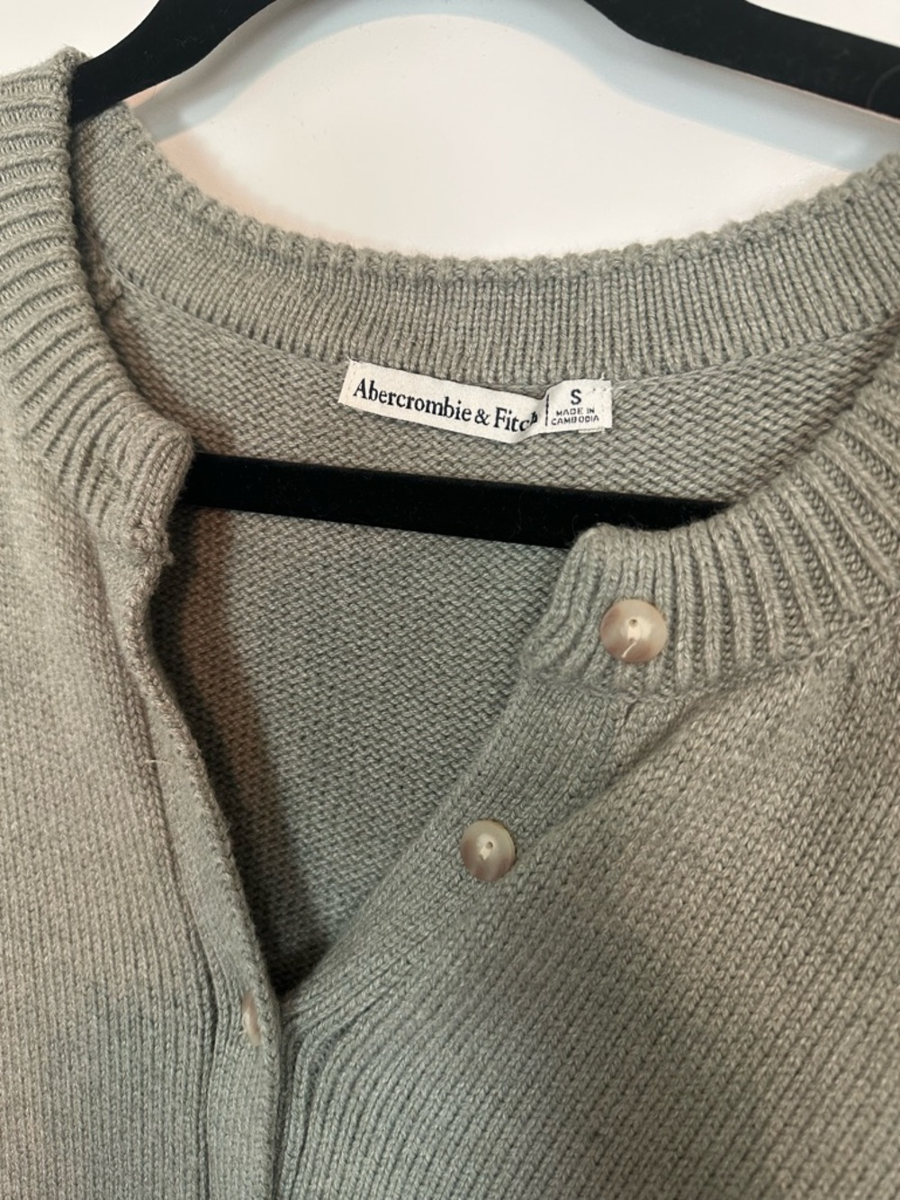 Abercrombie short sleeve crew cardigan in frosty Olive - Picture 2 of 5